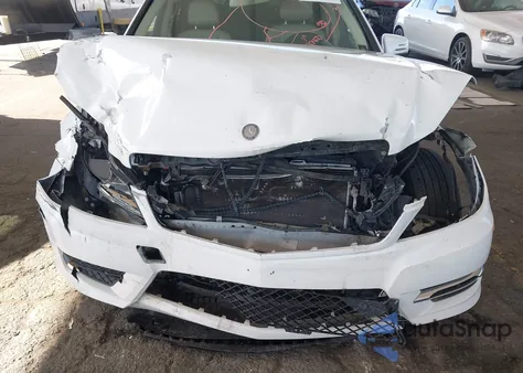 2013 Mercedes-Benz C 250 Sport z USA, uszkodzony, nr VIN WDDGF4HB4DA853422